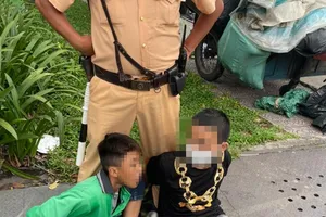 CSGT quận Phú Nhuận truy bắt 2 thiếu niên trộm xe máy 