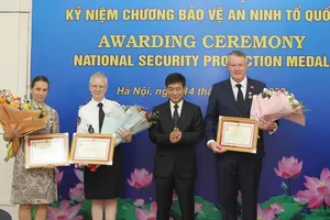 Bộ Công an tặng Kỷ niệm chương ‘Bảo vệ an ninh Tổ quốc’ cho 3 người nước ngoài