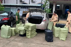 CSGT Bình Dương truy đuổi chiếc ô tô chở đầy thuốc lá lậu