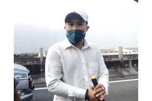 Tài xế xe khách cầm dao chặn xe ô tô trên cao tốc TP.HCM - Trung Lương 