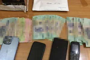 Bắt 1 phụ nữ giao dịch cá độ bóng đá 200 triệu mỗi ngày