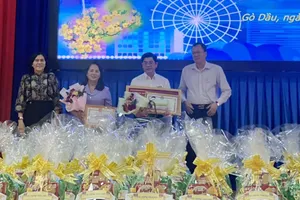 TP.HCM tặng 500 phần quà cho các hộ khó khăn ở Tây Ninh