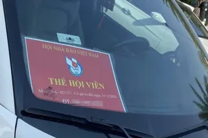 Yêu cầu xử lý nghiêm xe gắn phù hiệu Hội Nhà báo Việt Nam để bỏ qua vi phạm