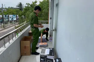 Công an đang làm việc tại trung tâm đăng kiểm ở Khánh Hòa