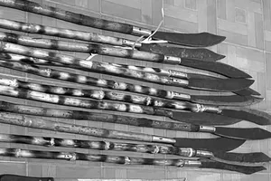 20 thanh thiếu niên cầm hung khí 'diễu hành' trên phố