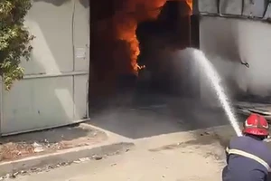 Công ty sản xuất giấy ở Bình Dương bốc cháy dữ dội