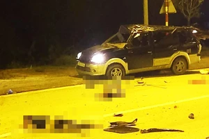 3 người văng ra khỏi ô tô sau khi tông vào dải phân cách