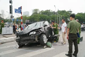 Ô tô lao vào hàng loạt xe dừng đèn đỏ ở Hà Nội, 17 người bị thương 