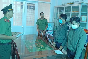 Hai bị can Nguyễn Thanh Lâm và Nguyễn Thái Dương tại cơ quan công an