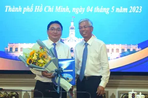 Phó Chủ tịch UBND TP.HCM Võ Văn Hoan trao quyết định cho ông Nguyễn Trần Bình. Ảnh: LÊ THOA