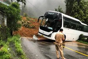 Sạt lở, giao thông qua đèo Bảo Lộc tạm thời bị chia cắt
