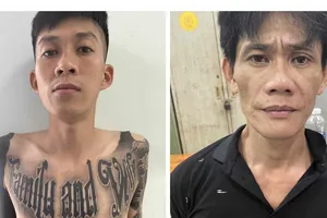 Bắt 2 người dàn cảnh trộm điện thoại tại nhiều cửa hàng ở TP.HCM