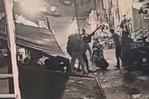 Nhiều người dùng gậy gỗ đánh tới tấp nạn nhân ở quận 11