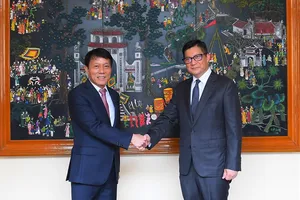 Cục Quản lý xuất nhập cảnh và Cơ quan Di trú Hồng Kông kí ghi nhớ hợp tác