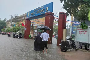 Mưa lớn, 1 trường tiểu học ở Hà Nội bị ngập sâu