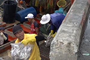 Ngư dân chung tay gỡ thẻ vàng