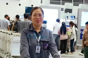 Nhân viên sân bay Nội Bài trả lại giỏ xách có 200 triệu cho khách bỏ quên
