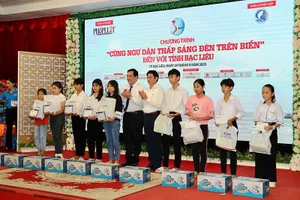 Trưởng ban Tuyên giáo Tỉnh ủy Bạc Liêu Tạ Trung Dũng cùng Phó Tổng Biên tập báo Pháp Luật TP.HCM Nguyễn Thái Bình trao tặng quà và học bổng cho các em học sinh.