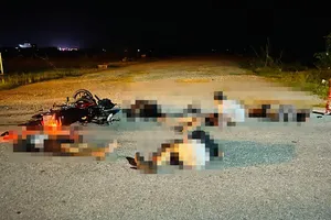 2 xe máy tông trực diện, 1 người tử vong, 4 người bị thương