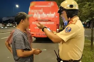 Quảng cáo phủ kín xe, 2 doanh nghiệp bị CSGT TP.HCM xử phạt