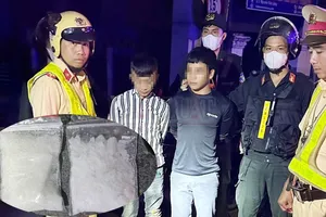 2 thanh niên đi xe máy mang theo roi điện bị tổ tuần tra đặc biệt 171 bắt giữ
