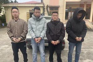 Công an bắt quả tang 4 người trốn trong ô tô sử dụng ma tuý