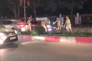 Clip ghi cảnh tài xế quay xe húc CSGT để tránh đo nồng độ cồn 