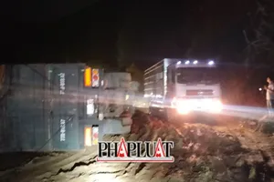 Lật xe trên đèo An Khê, giao thông tắc nghẽn