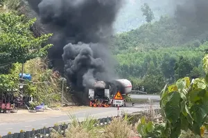 Vụ cháy xe bồn trên đèo Khánh Lê: Bồn chứa 5 tấn ôxy lỏng không nổ, đường đã thông 2 chiều