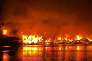 Cháy lớn ở dãy nhà ven Kênh Đôi, TP.HCM