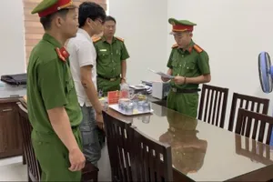 2 giám đốc doanh nghiệp bị khởi tố tội trốn thuế, mua bán hoá đơn. Ảnh: CA