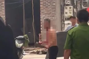 Nam thanh niên nghi ‘ngáo đá’ tự gây thương tích vào vùng cổ