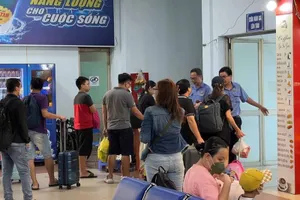 ĐIỀU TRA: Cò vé bát nháo ở Ga Sài Gòn - Bài 1: Nhà ga hết vé nhưng có tiền là được lên tàu