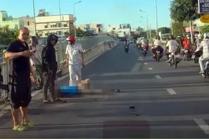 Người đàn ông đang đi xe máy bất ngờ bị đâm gục từ sau lưng