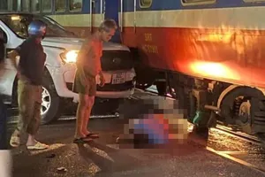 Vụ ô tô bán tải bị tàu hoả tông ở Đồng Nai: 4 người trong ô tô bị văng ra đường sau khi bị tông