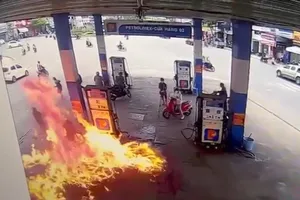 Người đàn ông mang can nghi chứa xăng đến đốt cây xăng Mả Vòng ở Nha Trang