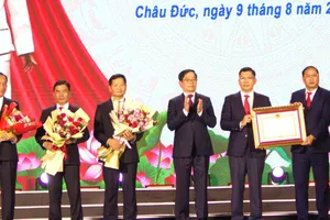 Huyện có 'tuyến đường trồng hoa mai vàng dài nhất Việt Nam' đón nhận Huân chương Lao động hạng Nhất