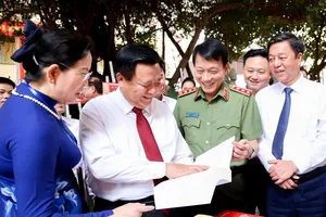 GS-TS Nguyễn Xuân Thắng, Giám đốc Học viện Chính trị Quốc gia Hồ Chí Minh, Chủ tịch Hội đồng Lý luận Trung ương (thứ hai từ trái); Bộ trưởng Bộ Công an Lương Tam Quang và các đại biểu tham quan gian trưng bày sách bên lề hội thảo.