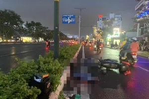 Một người đàn ông tử vong bên cạnh xe máy trên đường Phạm Văn Đồng