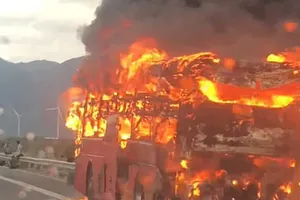 Xe khách giường nằm cháy rụi trên cao tốc Cam Lâm - Vĩnh Hảo