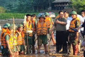 Thủ tướng Phạm Minh Chính đến hiện trường vụ sạt lở ở Làng Nủ