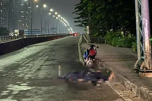 1 phụ nữ tử vong cạnh xe máy đang dựng ở cầu Sài Gòn