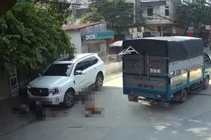 Ô tô đâm vào đoàn người đi đám tang, 1 người tử vong
