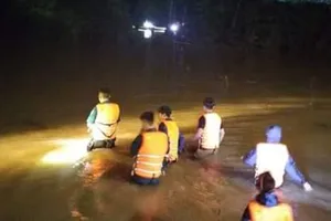 Chạy xe máy qua đoạn đường ngập bị lũ cuốn trôi