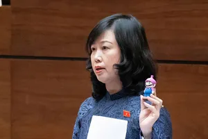 Bộ trưởng Đào Hồng Lan: 'Ai có thể hình dung đây là một điếu thuốc lá điện tử không ạ?'