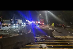 Xe giường nằm lật trên quốc lộ 1, ít nhất 3 người chết, gần 20 người bị thương