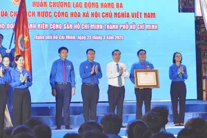 Thành Đoàn TP.HCM đón nhận Huân chương Lao động hạng Ba 