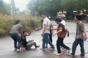 2 tài xế hẹn nhau giải quyết mâu thuẫn, 3 người bị chém trọng thương