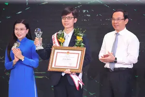 Việc xây dựng đội ngũ trí thức có vai trò rất quan trọng để TP.HCM phát triển theo định hướng trở thành TP toàn cầu. Trong ảnh: Bí thư Thành ủy TP.HCM Nguyễn Văn Nên (phải) trao bằng khen cho công dân trẻ tiêu biểu TP. Ảnh: HẢI NHI