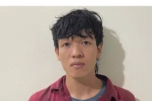 Nhân viên cửa hàng thú cưng cầm xe của chủ và đồng nghiệp đi cá độ